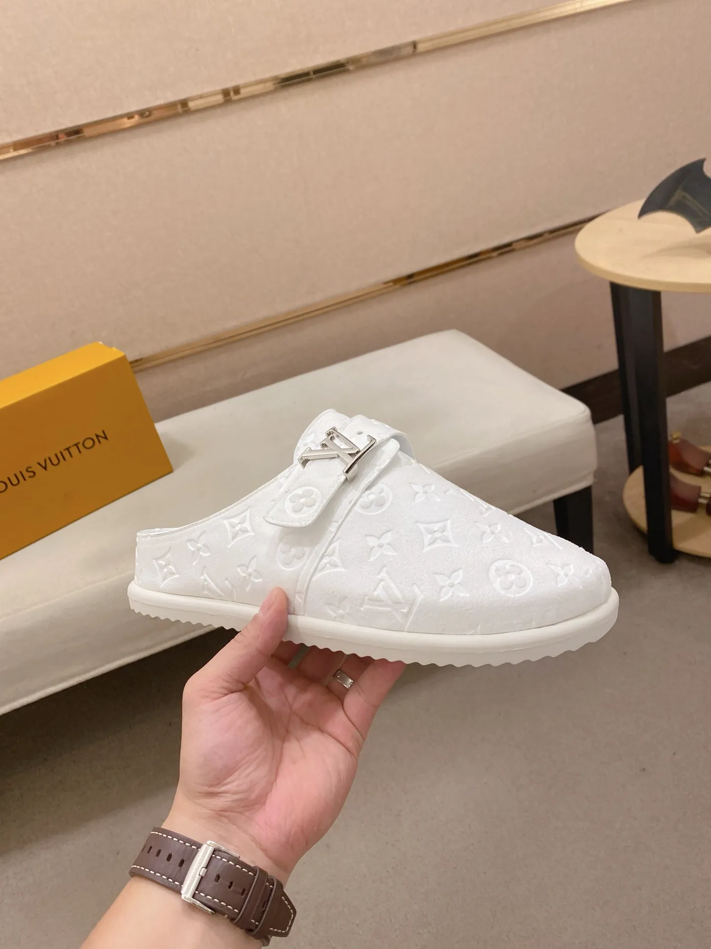 Men's shoes 💰: 360💰LV made 🔍Top purchasing agents, men's spring and summer slippers are available at the same counter. The uppers are made of Italian imported denim with logo graphics and high-quality craftsmanship. The soles are original soles specially provided by the original factory. The exclusive movable molded soles are super comfortable. Original factory follow-up products. 🔍🔍High quality. You can enter and exit the counter at will. Welcome to compare. The code number is 38-44.